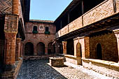 Castell'Arquato (Piacenza) - il piccolo chiostro capitolare della Collegiata. 